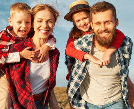 Konzept-Illustration einer glücklichen Familie, die sich gegenseitig umarmt