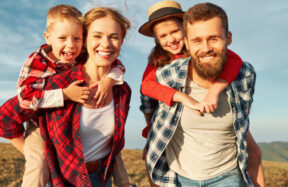 Konzept-Illustration einer glücklichen Familie, die sich gegenseitig umarmt