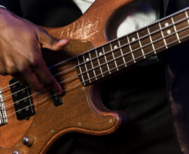 Wie man 5-saitige Basslinien auf einem 4-saitigen Bass spielt