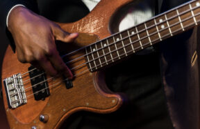 Wie man 5-saitige Basslinien auf einem 4-saitigen Bass spielt